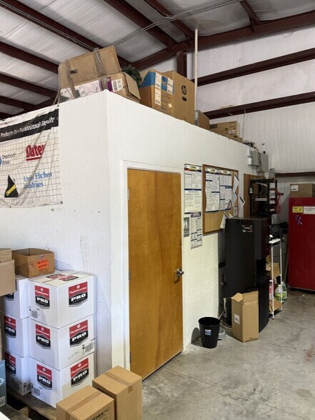 More Photos Of 302 Richey Rd, Leesburg Warehouse For Lease