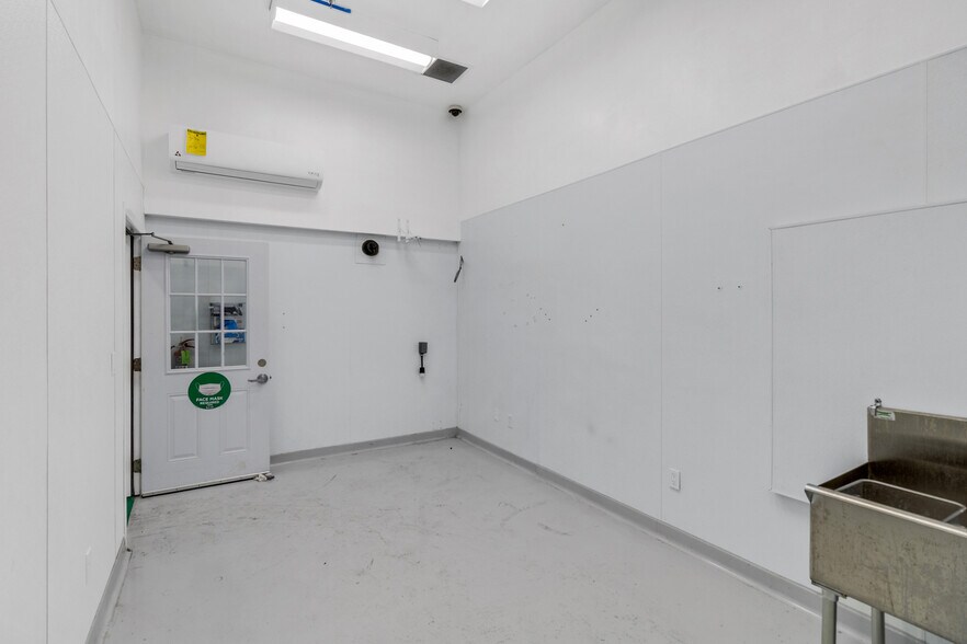 More Photos Of 991 Industrial Way, King City Warehouse For Lease