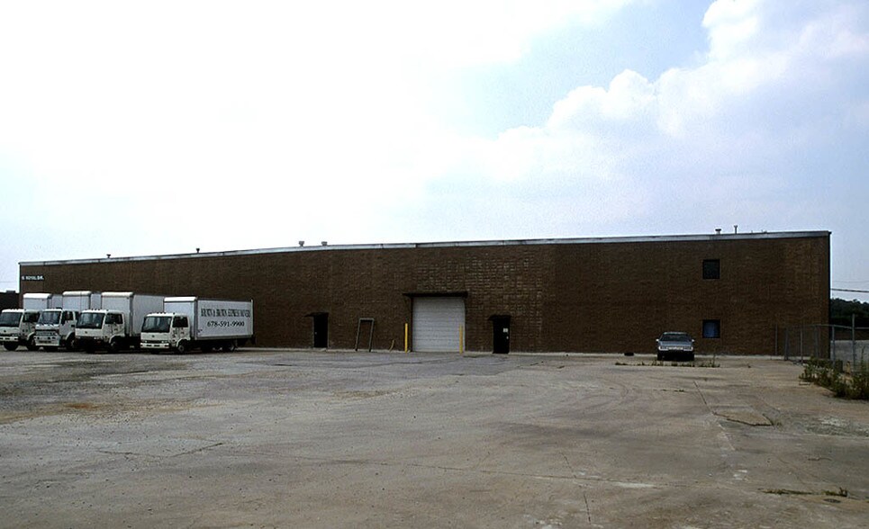 More Photos Of 15 Royal Dr, Forest Park Warehouse For Lease