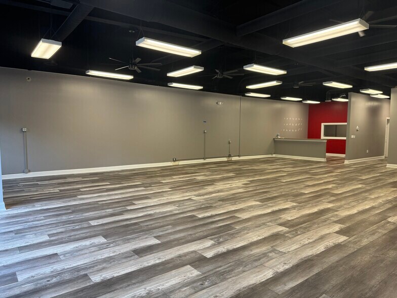 More Photos Of 53 Persimmon St, Bluffton Showroom For Lease