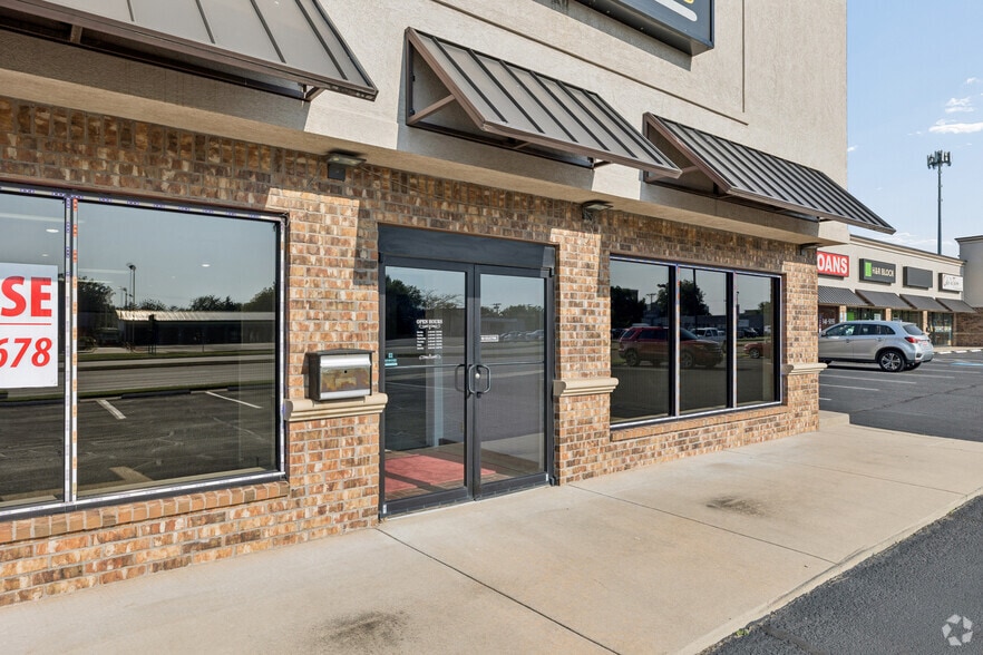More Photos Of 601-617 S Broadway, Edmond General Retail For Lease