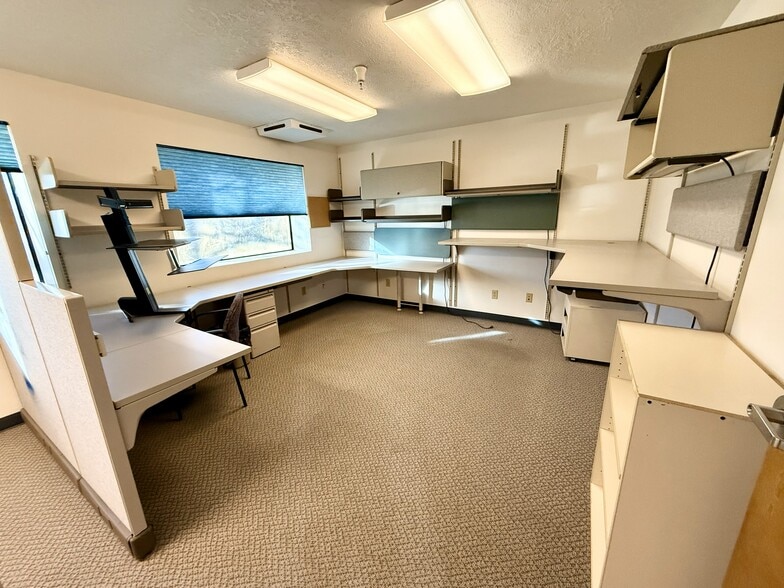 More Photos Of 62968 Layton Ave, Bend Service For Lease