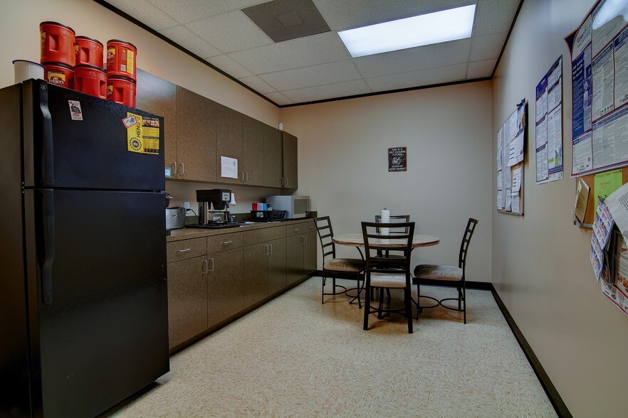 More Photos Of 410 S Trade Center Pky, The Woodlands Flex For Lease