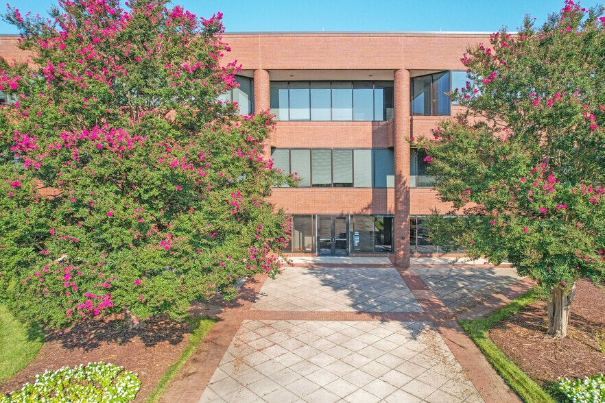 More Photos Of 5024 Parkway Plaza Blvd, Charlotte Office For Sale