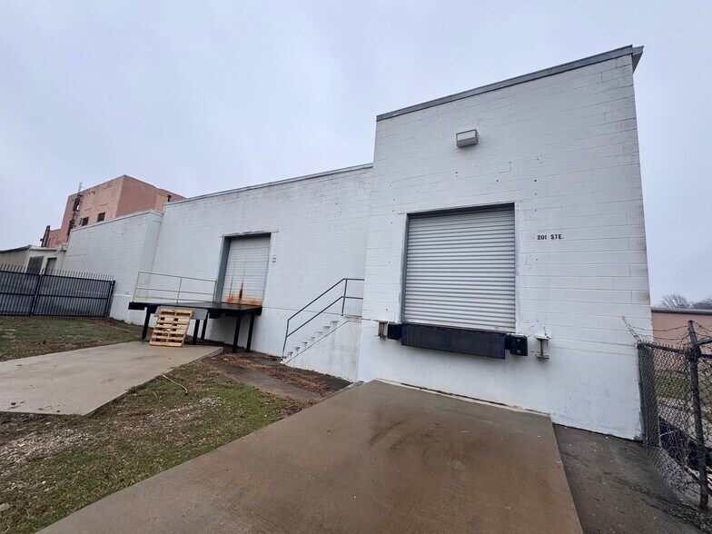 More Photos Of 1404 W Johnson, Denison Manufacturing For Lease