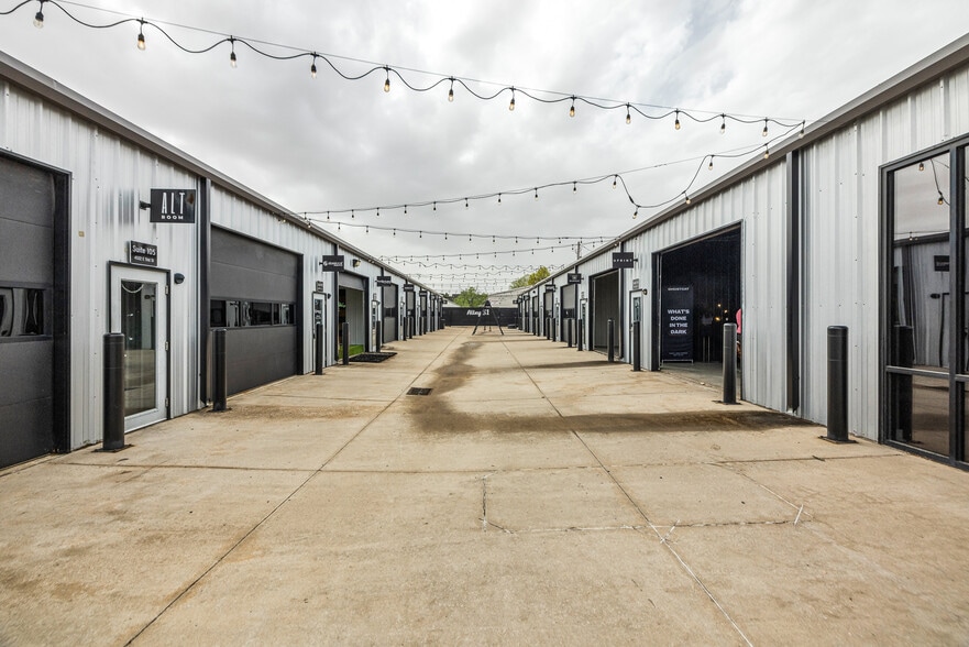 Primary Photo Of 4512-4532 E 51st St, Tulsa General Retail For Lease