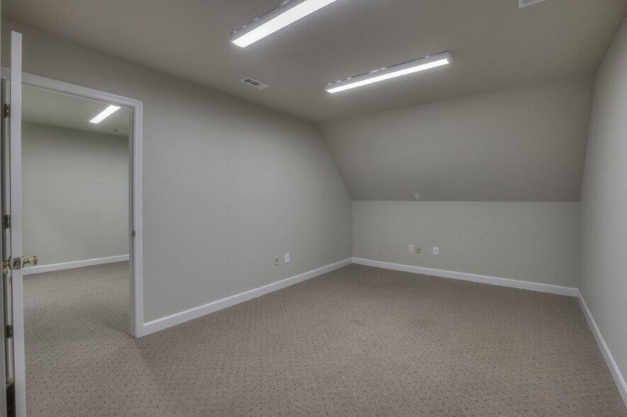 More Photos Of 1404 N Main St, Shelbyville Office Residential For Lease