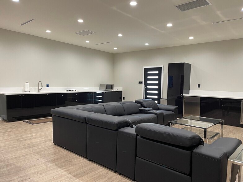 More Photos Of 5627 Cahuenga Blvd, North Hollywood Office For Sale