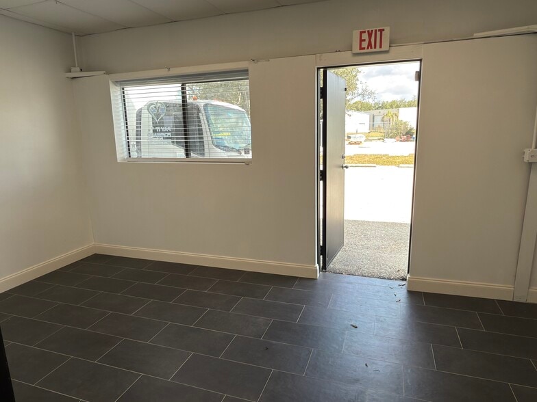 More Photos Of 5475 Williamsburg Dr, Punta Gorda Warehouse For Lease