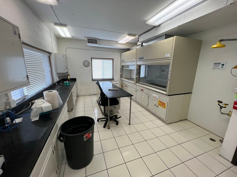 More Photos Of 2602 N Morgan St, Decatur Office For Sale