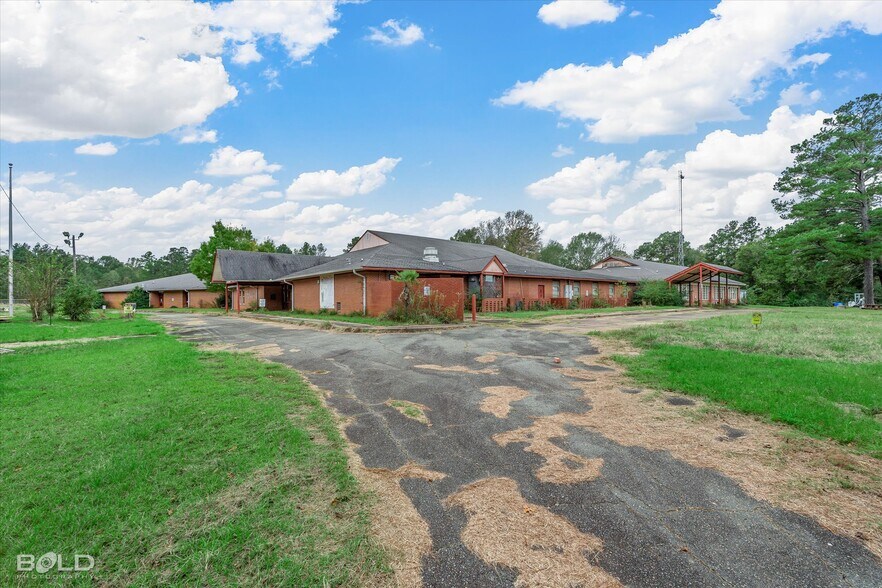 More Photos Of 200 All Saints Rd, Pelican Schools For Sale