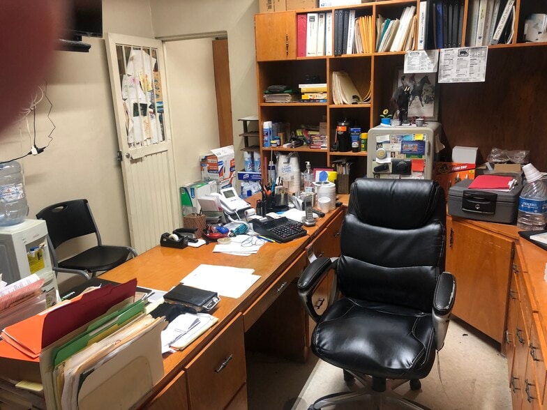 More Photos Of 5605 Mile 3 Rd, Mission Service Station For Sale