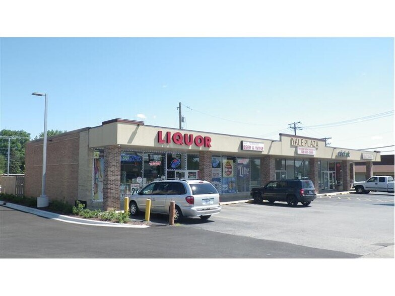 More Photos Of 140 W North Ave, Villa Park Department Store For Lease