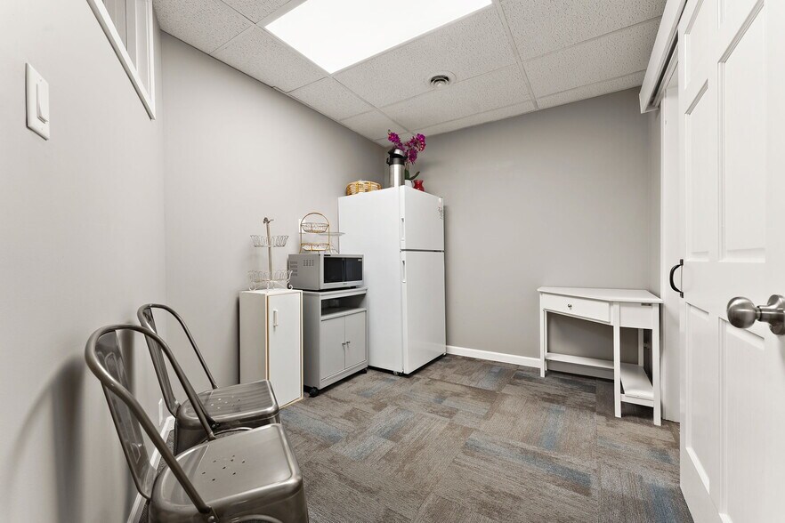 More Photos Of 250 N Main St, Crown Point Office For Sale