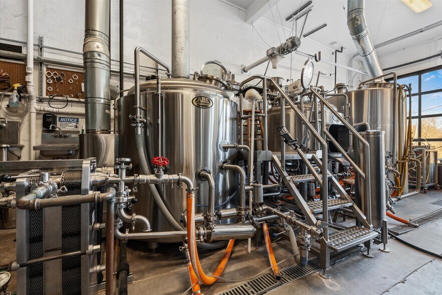 More Photos Of 451 S Thompson Ave, Excelsior Springs Bar For Sale