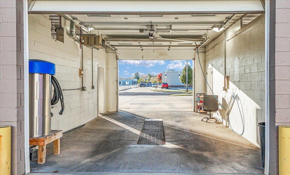 More Photos Of 501 E University Ave, Urbana Carwash For Sale