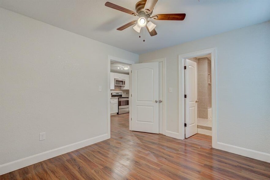 More Photos Of 2127-1 Maximilian St, Houston Apartments For Sale