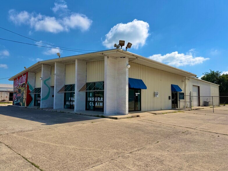 More Photos Of 1417 S Velasco St, Angleton Service For Sale