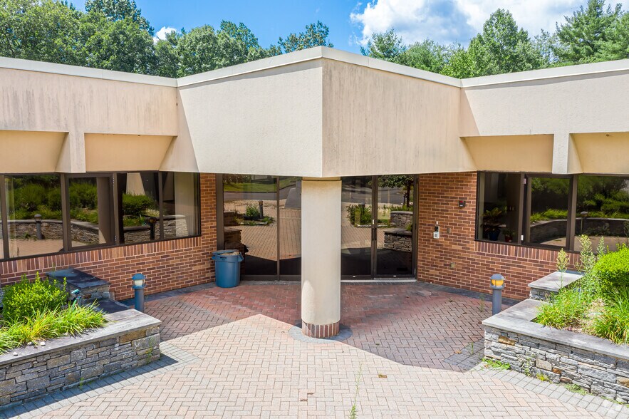 More Photos Of 135 Darling Dr, Avon Flex For Sale