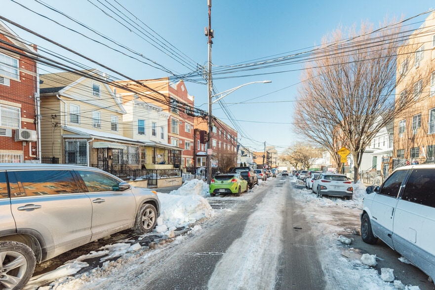 More Photos Of 10430 39th Ave, Corona Apartments For Sale
