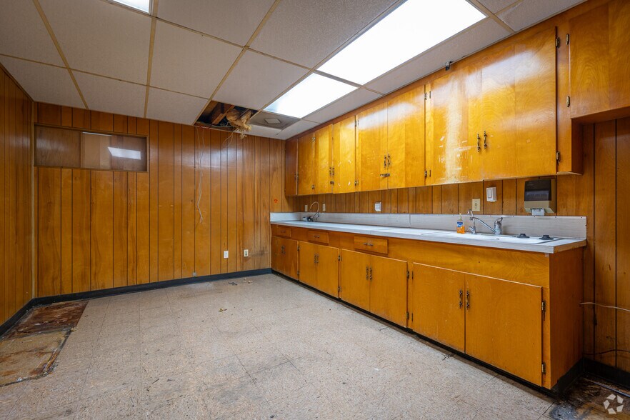 More Photos Of 1305 W Jackson Ave, Pasadena Manufacturing For Lease