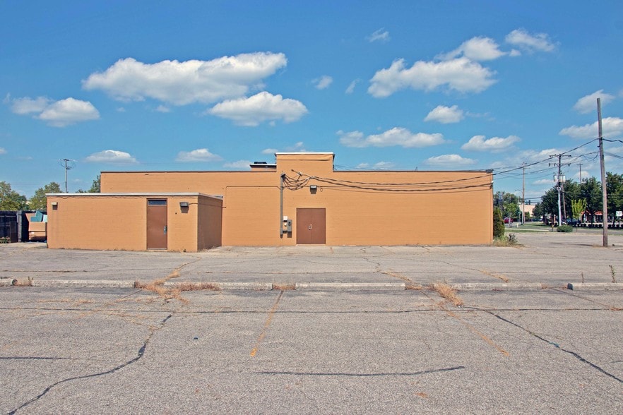 More Photos Of 37 Robinwood Ave, Whitehall Freestanding For Lease