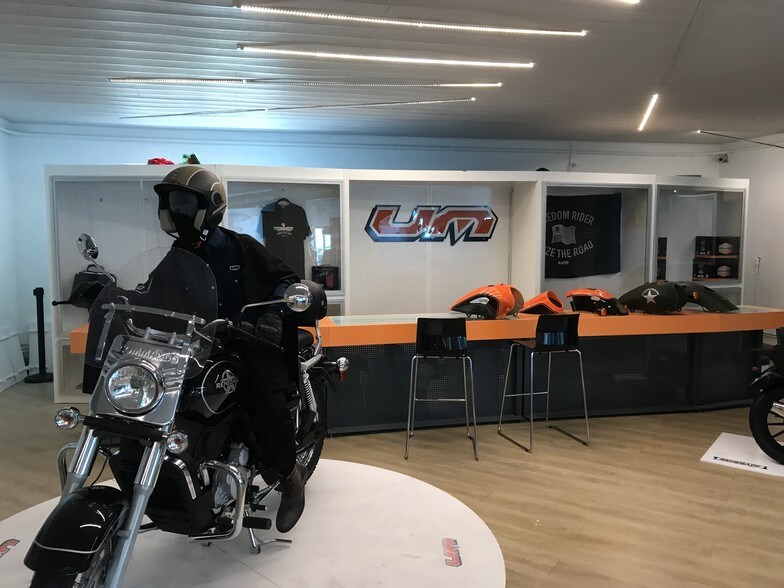 More Photos Of 601 S 21st Ave, Hollywood Showroom For Lease