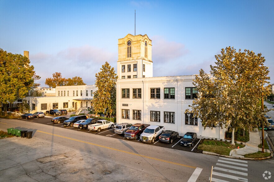More Photos Of 611 W 22nd St, Houston Loft Creative Space For Lease