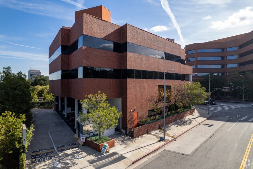 More Photos Of 16861 Ventura Blvd, Encino Office For Lease