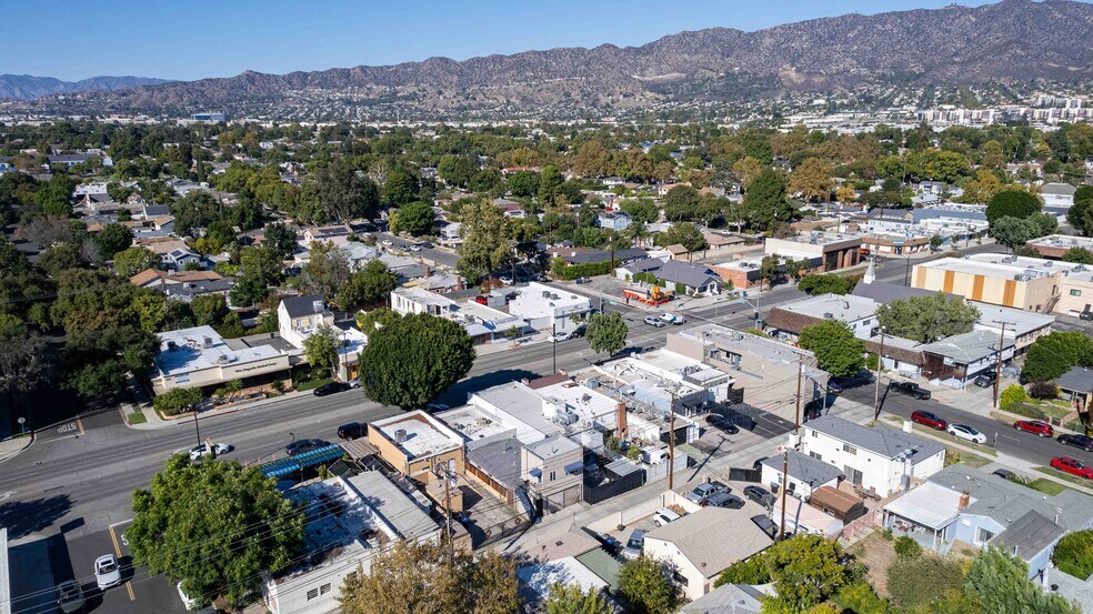More Photos Of 2114 W Magnolia Blvd, Burbank Storefront For Sale