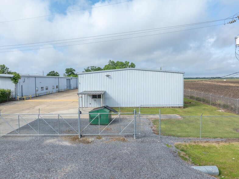 More Photos Of 718 Hangar Dr, New Iberia Warehouse For Sale