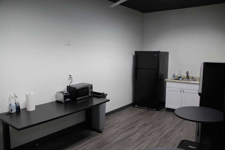 More Photos Of 2452 W Birchwood Cir, Mesa Manufacturing For Lease