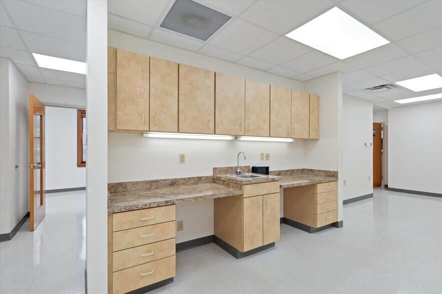 More Photos Of 114 Parliament Dr, Maryville Medical For Sale
