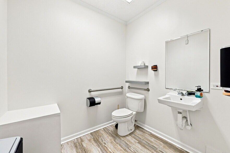 More Photos Of 1708 S Mebane St, Burlington Office For Sale