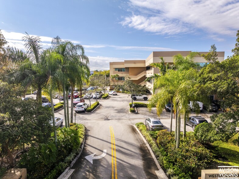 More Photos Of 1625 N Commerce Pky, Weston Medical For Lease