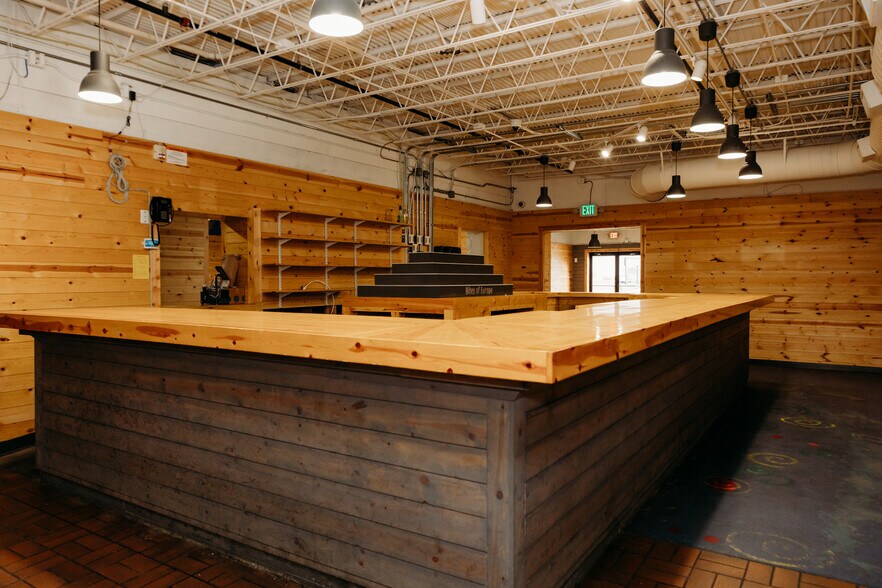 More Photos Of 817 Interstate Dr, Manchester Freestanding For Sale