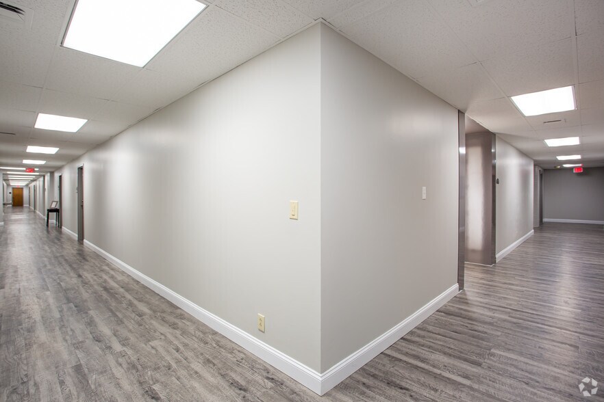 More Photos Of 8320 N Oak Tfwy, Kansas City Office For Lease