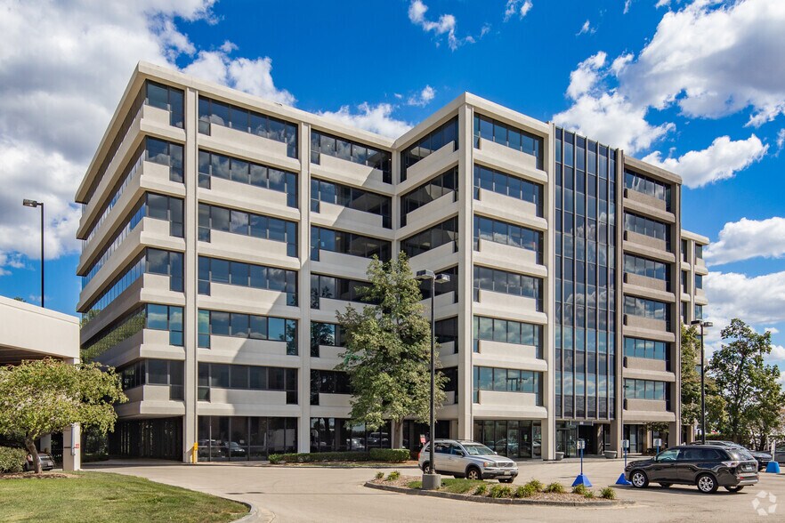 More Photos Of 10600 W Higgins Rd, Rosemont Office For Lease