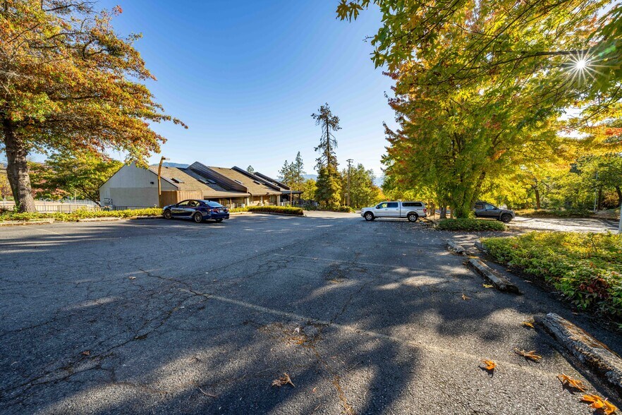 More Photos Of 700 NW Dimmick St, Grants Pass Specialty For Sale