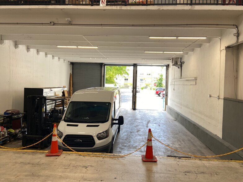 More Photos Of 2741 W 76th St, Hialeah Warehouse For Lease