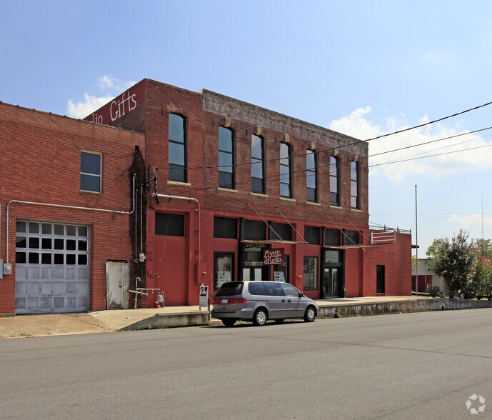 More Photos Of 110 S Houston Ave, Denison Showroom For Sale