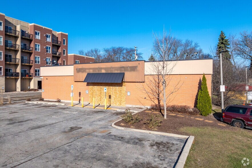More Photos Of 1300 E Locust St, Milwaukee Convenience Store For Sale