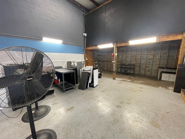 More Photos Of 9107 Industry Dr, Manassas Park Warehouse For Lease