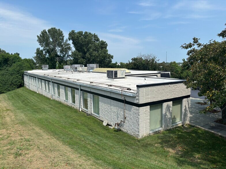 More Photos Of 30 Hollenberg Ct, Bridgeton Office For Sale