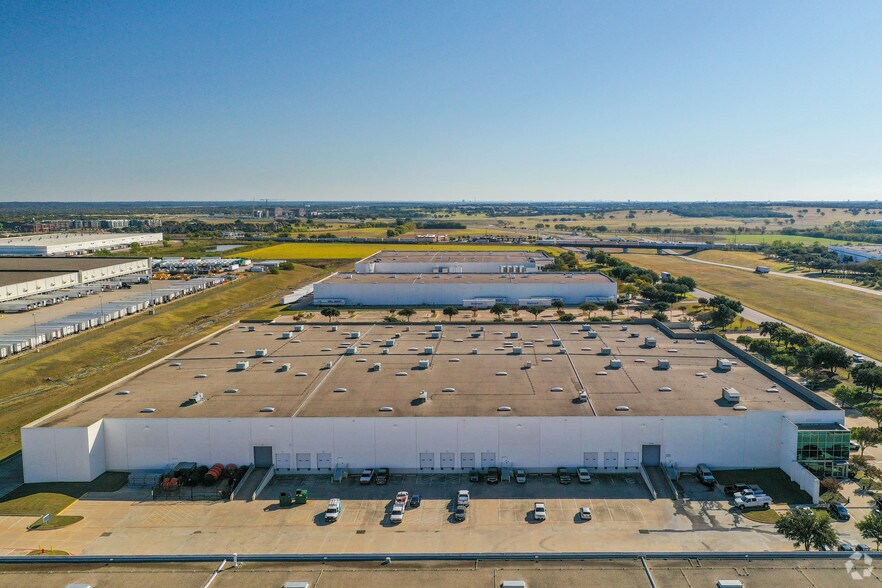 More Photos Of 5501 Alliance Gateway Fwy, Fort Worth Light Distribution For Lease