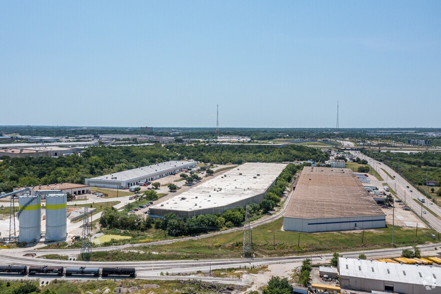 More Photos Of 3051-3111 W Commerce St, Dallas Distribution For Sale