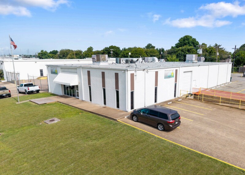 Primary Photo Of 725 E Walnut St, Garland Manufacturing For Sale