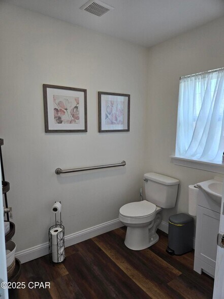 More Photos Of 215 W 11th St, Panama City Coworking Space