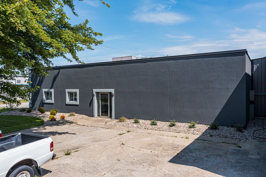 More Photos Of 1301 Fabricon Blvd, Jeffersonville Light Manufacturing For Lease