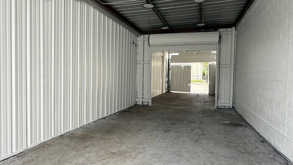 More Photos Of 5901 Schumacher Ln, Houston Office Residential For Lease